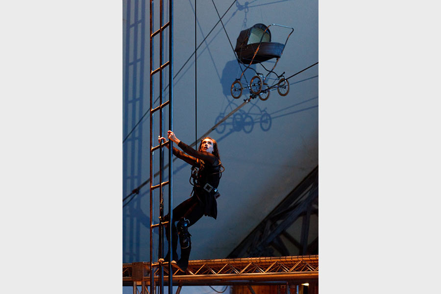 NoFit State Circus - Labyrinth - Eden Project - 2011 - Counterweighting - Freya Watson